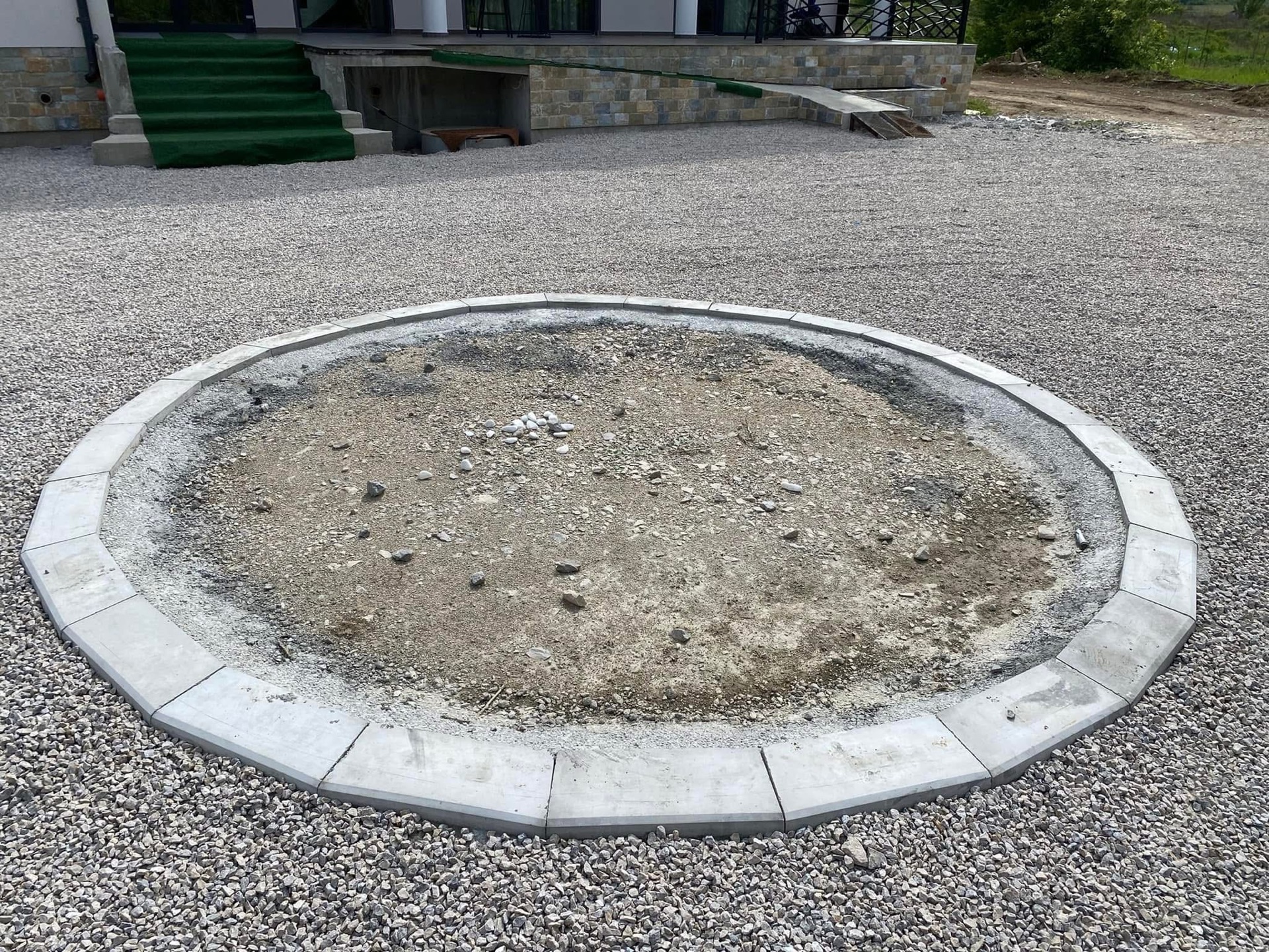 Чакълова алея с декоративни бордюри