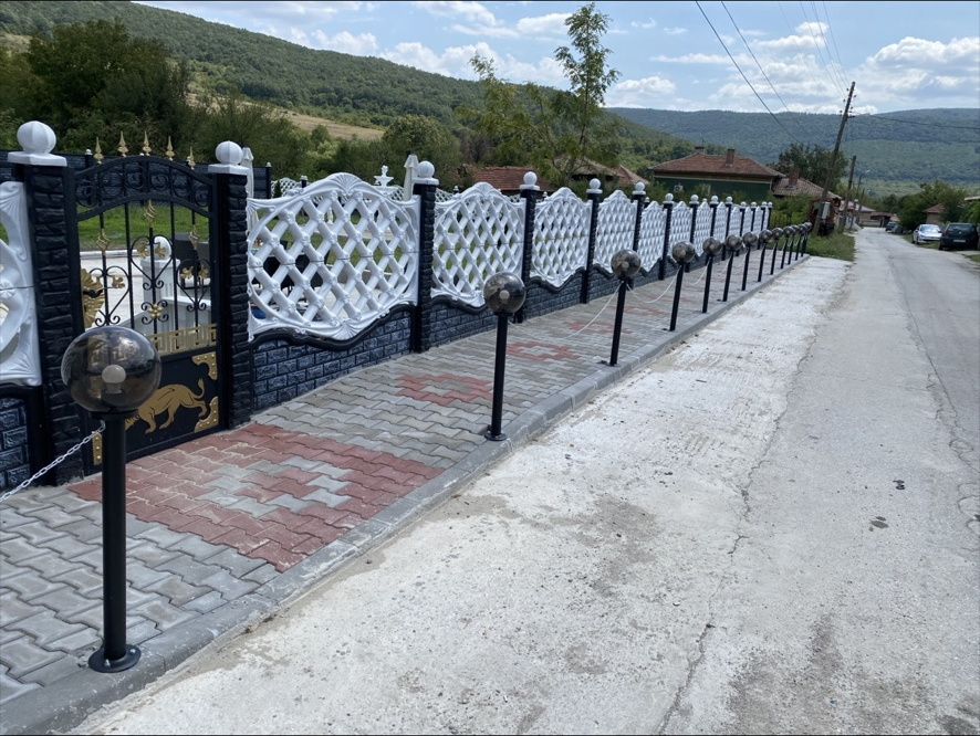 Алея с декоративна ограда