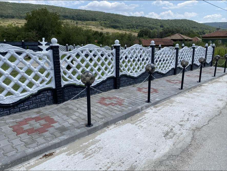 Алея с декоративна ограда