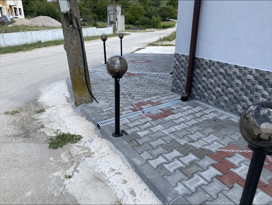 Алея с декоративна ограда