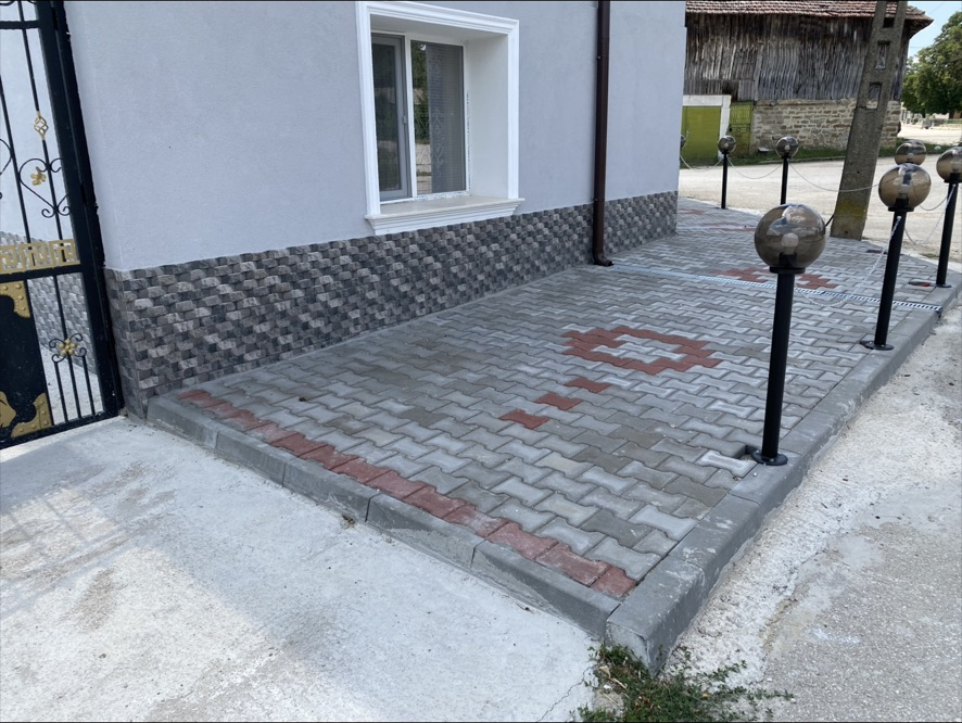 Алея с декоративна ограда